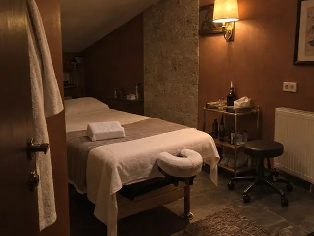 Bornozu asılı, sıcak ışıklı masaj odası — Başakşehir, Masaj Salonun