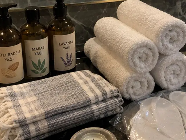 Masaj ve lavanta yağı, rulo havlular ve ekose peştemal — Başakşehir, Masaj Salonun