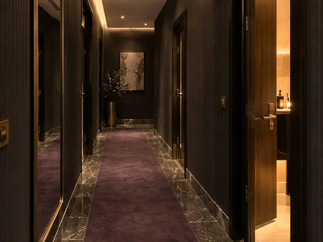 Mor halılı, loş salon koridoru — Başakşehir, Masaj Salonun